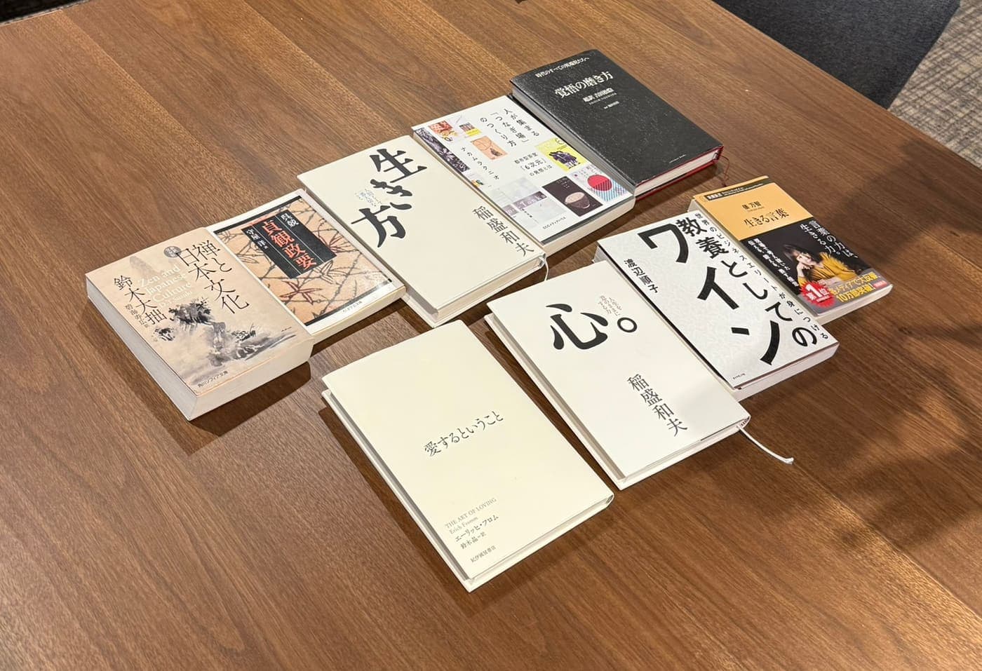 2025年11月29日の回で、参加者が持ち寄った書籍を並べた様子